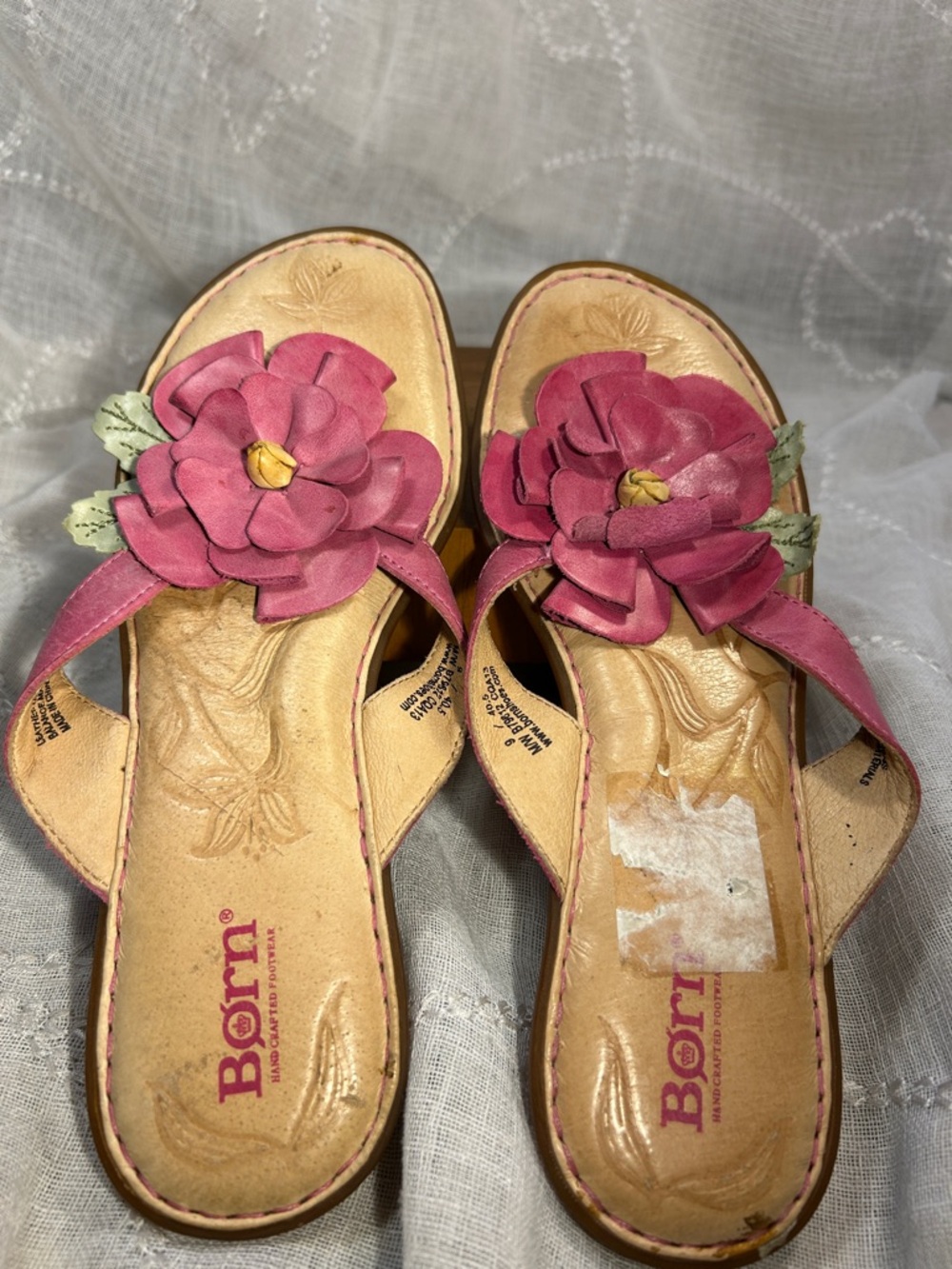 Born leather almost NEW flip flops with flower - Picture 9 of 9